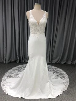 Mermaid V-neck Court Train Sleeveless Wedding Dresses With Lace
