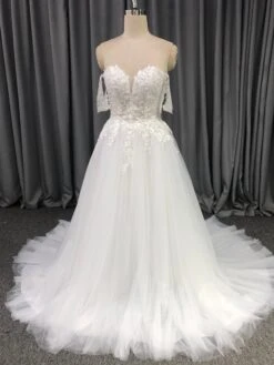 Sweetheart Court Train Tulle Wedding Dresses With Lace