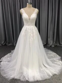 Elegant V-neck Court Train Sleeveless Tulle Wedding Dresses With Lace